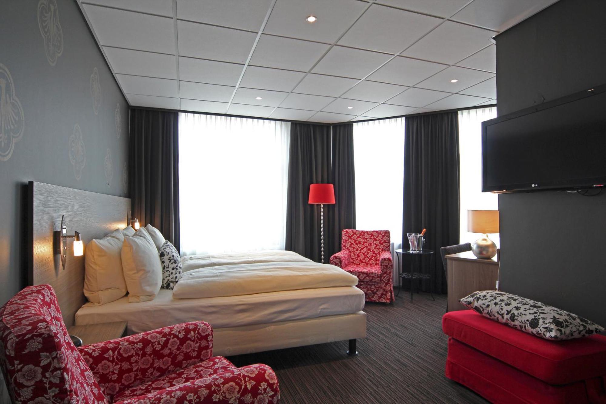 Grand Monopole Hotel